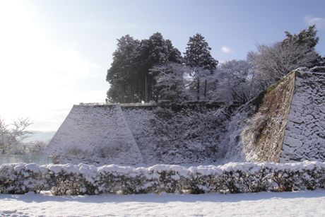 雪の城跡−３.jpg